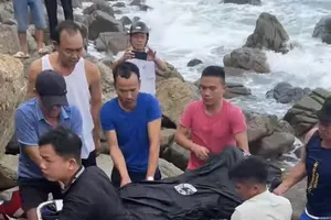 Nghi trượt chân khi đi hái rong biển, người đàn ông tử vong