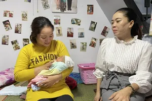 Bé trai 1 ngày tuổi bị bỏ rơi trước nhà người dân ở Bình Định 