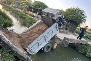 Xe chở cát làm sập cầu dân sinh ở Bình Định