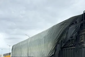 Xe tải bốc cháy khi đang dừng đèn đỏ ở Bình Định