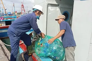 Bình Định: Tàu cá dài từ 15 m phải đưa rác thải vào bờ