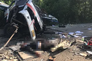 Xe tải tông vào xe khách ở Bình Định, tài xế tử vong