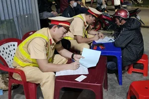 Không nhường đường cho xe ưu tiên, 2 tài xế bị phạt 