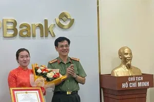 Mạo danh công an lừa đảo chiếm đoạt tài khoản ngân hàng