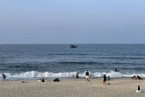 1 thiếu niên bị sóng cuốn mất tích khi tắm biển