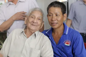 Xúc động ngày gặp lại cha sau hơn 50 năm xa cách