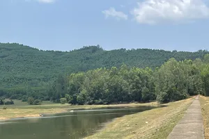 Hồ chứa cạn nước, 24.000 người dân thiếu nước sinh hoạt mùa cao điểm