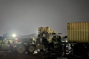 30 phút khống chế đám cháy lớn ở bãi đậu xe 