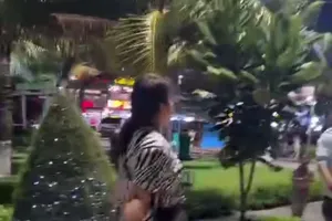 Một phụ nữ bán hàng rong gí dao vào cổ cán bộ khi bị nhắc nhở