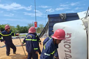 Xe container bị lật, hàng chục tấn bắp đổ tràn ra đường