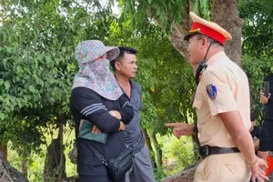 Nữ tài xế không chấp hành kiểm tra tải trọng phương tiện