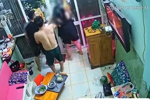 Cầm dao vào nhà chém người khác bị thương