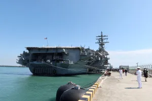Tàu sân bay USS Ronald Reagan của Hải quân Mỹ neo đậu tại một cảng ở thành phố Busan (Hàn Quốc) ngày 23-9. Ảnh: REUTERS