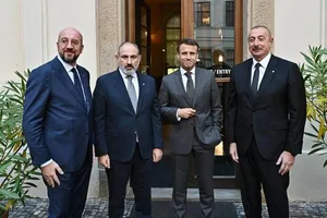 Tổng thống Azerbaijan - ông Ilham Aliyev, Thủ tướng Armenia - ông Nikol Pashinyan, Tổng thống Pháp Emanuel Macron và Chủ tịch EC - ông Charles Michel tại thủ đô Prague (CH Czech) ngày 6-10. Ảnh: RT