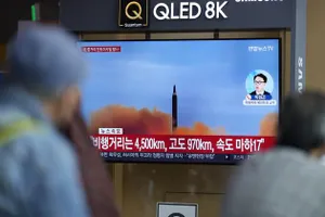 Chương trình tin tức tường thuật về vụ phóng tên lửa của Triều Tiên tại Ga Tàu Seoul ở thủ đô Seoul (Hàn Quốc). Ảnh AP