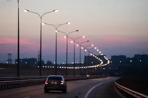 Một chiếc ô tô chạy dọc theo cây cầu Crimea. Ảnh: RT