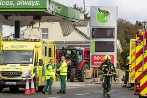 Lực lượng cứu hộ có mặt tại hiện trường sau vụ nổ ở tại trạm xăng Applegreen, ngoại ô làng Creeslough, huyện Donegal (Ireland) ngày 8-10. Ảnh: AFP