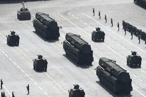 Các binh sĩ Nga trưng bày tên lửa hạt nhân tầm xa RS-24 Yars trong lễ duyệt binh mừng Ngày Chiến thắng tại thủ đô Moscow (Nga) ngày 7-5. Ảnh: SPUTNIK