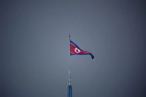 Cột cờ Triều Tiên ở làng Gijungdong (Triều Tiên) nhìn từ một chốt quân sự Hàn Quốc tại Khu phi quân sự liên Triều ngày 19-7. Ảnh: REUTERS