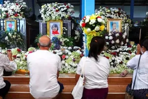 Người dân Thái Lan cầu nguyện cho những nạn nhân tại chùa Wat Si Uthai, huyện Wang Saphung, tỉnh Loei, đông bắc Thái Lan ngày 10-10 sau vụ xả súng kinh hoàng ở Thái Lan. Ảnh: REUTERS