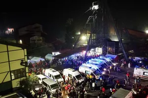 Xe cứu thương và cứu hỏa tại hiện trường vụ nổ xảy ra ở thị trấn Amasra, tỉnh Bartin (Thổ Nhĩ Kỳ) ngày 14-10. Ảnh: ANADOLU AGENCY