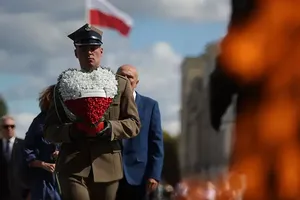 Một người lính Ba Lan cầm vòng hoa khi tham dự buổi lễ kỷ niệm Thế chiến 2 ở thủ đô Warsaw (Ba Lan) ngày 1-9. Ảnh: EURONEWS