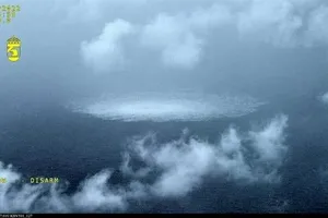 Sự cố rò rỉ khí Nord Stream 1 ở Biển Baltic được chụp từ một máy bay của Lực lượng Bảo vệ Bờ biển Thụy Điển ngày 27-9. Ảnh: AP 