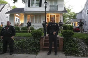 Cảnh sát đứng bên ngoài nhà của Thẩm phán Tòa án Tối cao Mỹ - ông Brett Kavanaugh tại bang Maryland khi những người ủng hộ quyền phá thai đến đây biểu tình ngày 11-5. Ảnh: CNBC