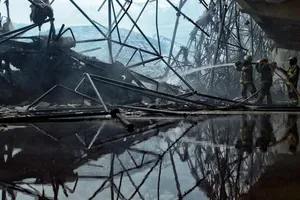 Lính cứu hỏa phun nước vào phần còn vẫn đang cháy của mái vòm nhà thờ Hồi giáo Trung tâm Hồi giáo ở Jakarta (Indonesia) ngày 19-10. Ảnh: AFP 