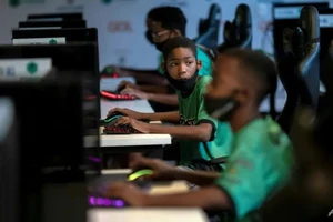 Trẻ em chơi trò chơi điện tử có tên Liên minh huyền thoại ở thành phố Rio de Janeiro (Brazil). Ảnh: AFP