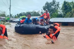 Nhân viên cứu hộ sơ tán người dân khỏi khu vực ngập lụt do bão Nalgae gây ra ở đảo Mindanao (Philippines) ngày 28-10. Ảnh: AFP