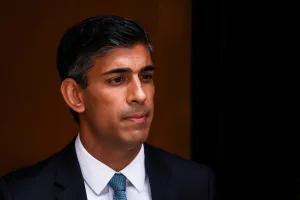 Thủ tướng Anh Rishi Sunak bên ngoài dinh thủ tướng Anh, Số 10 Phố Downing, thủ đô London ngày 26-10. Ảnh: REUTERS
