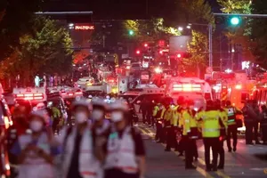 Các đội cứu hộ làm việc tại hiện trường thảm kịch giẫm đạp trong lễ hội Halloween ở thủ đô Seoul (Hàn Quốc) ngày 30-10. Ảnh: REUTERS