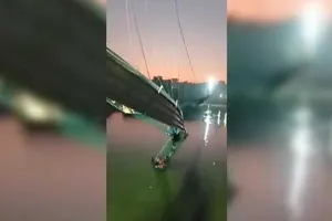 Sập cầu treo ở bang Gujarat miền tây Ấn Độ ngày 30-10 khiến 81 người chết, hàng chục người bị thương. Ảnh: REUTERS