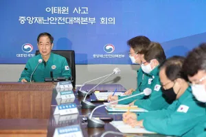 Thủ tướng Hàn Quốc Han Duck-soo tại cuộc họp của Ủy ban phòng chống tai nạn và quản lý an toàn trung ương tổ chức ngày 31-10 thảo luận về thảm kịch giẫm đạp trong lễ hội Halloween ở thủ đô Seoul ngày 29-10. Ảnh: YONHAP