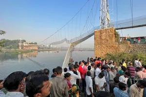 Ngày 31-10, lực lượng cứu hộ tìm kiếm người sống sót sau vụ sập cầu treo ở bang Gujarat, miền tây Ấn Độ xảy ra một ngày trước đó. Ảnh: REUTERS