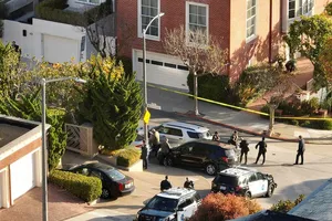 Lực lượng cảnh sát thành phố San Francisco, bang California và đặc vụ của Cục Điều tra Liên bang (FBI) tập trung trước nhà của Chủ tịch Hạ viện Nancy Pelosi vào ngày 28-10. Ảnh: CNN