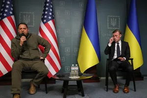 Cố vấn An ninh Quốc gia Mỹ Jake Sullivan (phải) và Chánh văn phòng tổng thống - ông Andriy Yermak tham dự một cuộc họp báo tại thủ đô Kiev 4-11. Ảnh: REUTERS