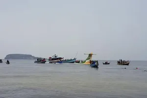 Máy bay chở khách của hãng hàng không Precision Air rơi xuống hồ Victoria ở thành phố Bukoba, phía tây Tanzania ngày 6-11. Ảnh: AP