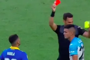 Trận chung kết Champions Trophy (Cúp quốc gia Argentina) giữa Boca Juniors gặp Racing ngày 7-11 phải kết thúc sớm khi trọng tài chính rút ra đến 10 chiếc thẻ đỏ. Ảnh: RT