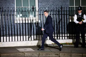 Ông Gavin Williamson bên ngoài dinh Thủ tướng Anh ở Số 10 Phố Downing, thủ đô London ngày 25-10. Ảnh: REUTERS