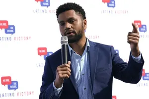 Anh Maxwell Frost phát biểu trong một buổi vận động tranh cử ở thành phố Coral Gables, bang Florida ngày 20-10. Ảnh: AP