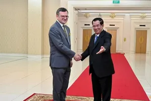 Ngoại trưởng Ukraine - ông Dmytro Kuleba (trái) và Thủ tướng Campuchia Hun Sen trước thềm Hội nghị cấp cao ASEAN tại thủ đô Phnom Penh ngày 9-11. Ảnh: REUTERS