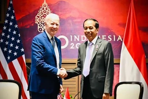 Tổng thống Mỹ Joe Biden (trái) và Tổng thống Indonesia Joko Widodo gặp tại đảo Bali (Indonesia) ngày 14-11 trước thềm Hội nghị thượng đỉnh G20. Ảnh: CHANNEL NEWSASIA