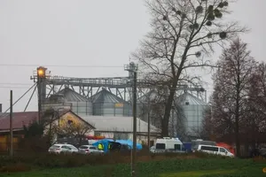 Cảnh sát làm việc tại hiện trường sau vụ tên lửa “bay lạc” vào làng Przewodow, miền đông Ba Lan gần biên giới với Ukraine khiến 2 người thiệt mạng. Ảnh: REUTERS