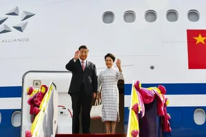 Chủ tịch Trung Quốc Tập Cận Bình và phu nhân đến Thái Lan ngày 17-11 để tham dự Hội nghị thượng đỉnh Diễn đàn Hợp tác kinh tế châu Á - Thái Bình Dương (APEC). Ảnh: AFP