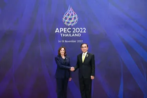 Thủ tướng Thái Lan Prayuth Chan-ocha (phải) và Phó Tổng thống Mỹ Kamala Harris tại Hội nghị cấp cao APEC 2022 ở thủ đô Bangkok (Thái Lan) ngày 18-11. Ảnh: REUTERS
