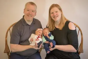 Đón hai con sinh đôi từ phôi thai đông lạnh 30 năm