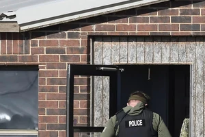 Cảnh sát tại hiện trường vụ giết 4 công dân Trung Quốc tại một trang trại cần sa ở bang Oklahoma (Mỹ). Ảnh: AP