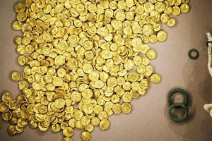 Cắt mạng và điện thoại cả thị trấn, vô bảo tàng trộm bộ sưu tập tiền vàng trị giá hàng triệu euro 